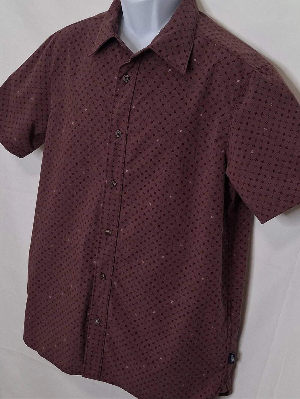 The North Face Men's Short-Sleeve Button-Down Shirt in Burgundy Microprint